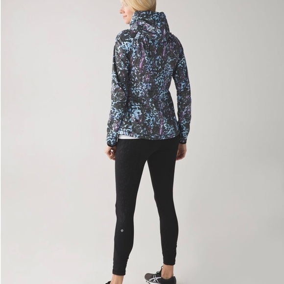 Lululemon Back Pack it Jacket. Floral Tranquil Blue Multi. - Picture 5 of 9